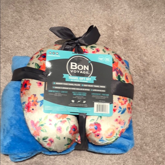 New with tags TRAVEL GIFT SET blanket & pillow ✈️ - Picture 1 of 5